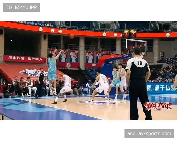杨瀚森篮下强攻效率领先队友 制造对位优势明显提升前场得分
